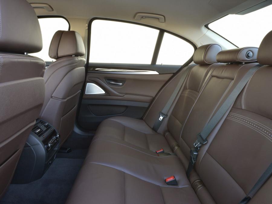  BMW 530d Sedan Luxury Line 2013 года  (фото 6 из 16)